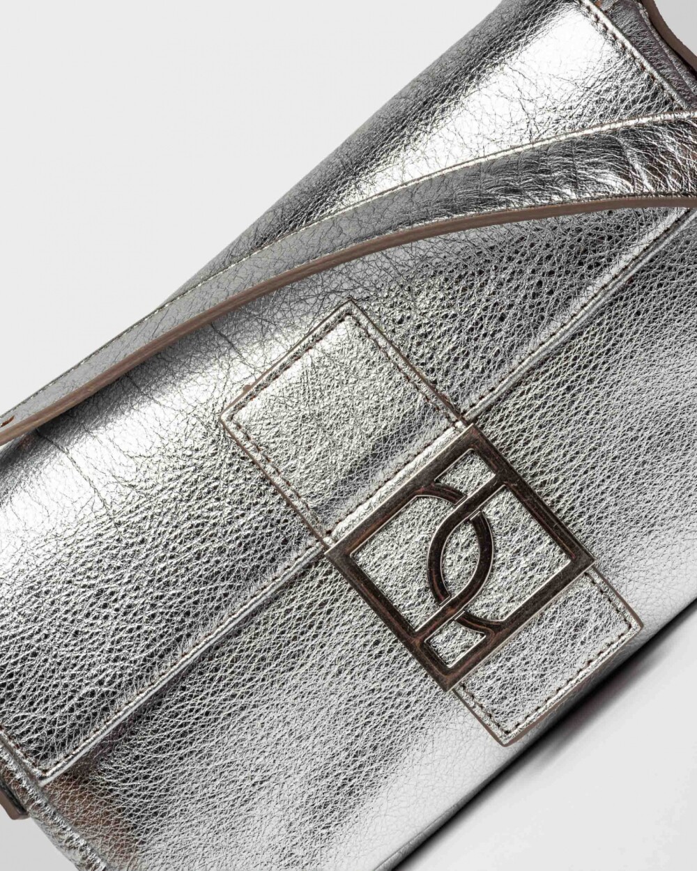 Cartera al hombro Signature en cuero graneado metalizado Grafito