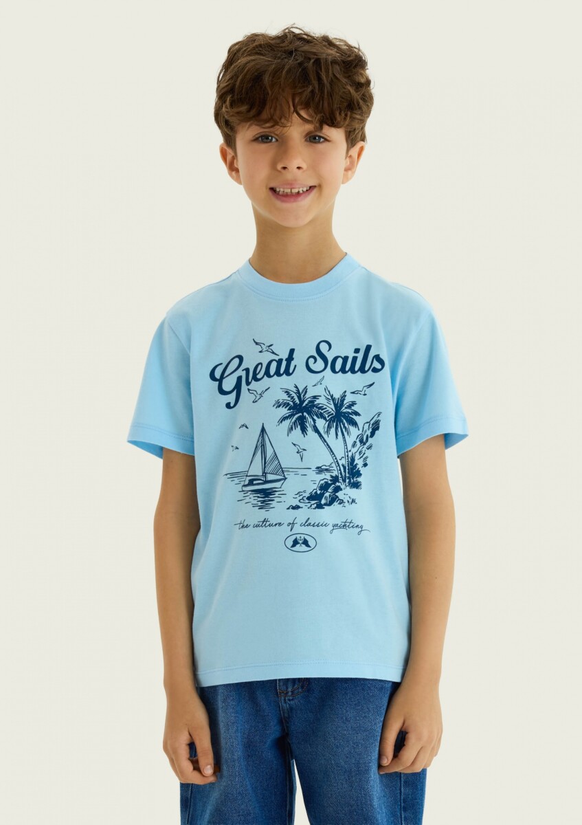 CAMISETA BÁSICA CON ESTAMPA - CELESTE 