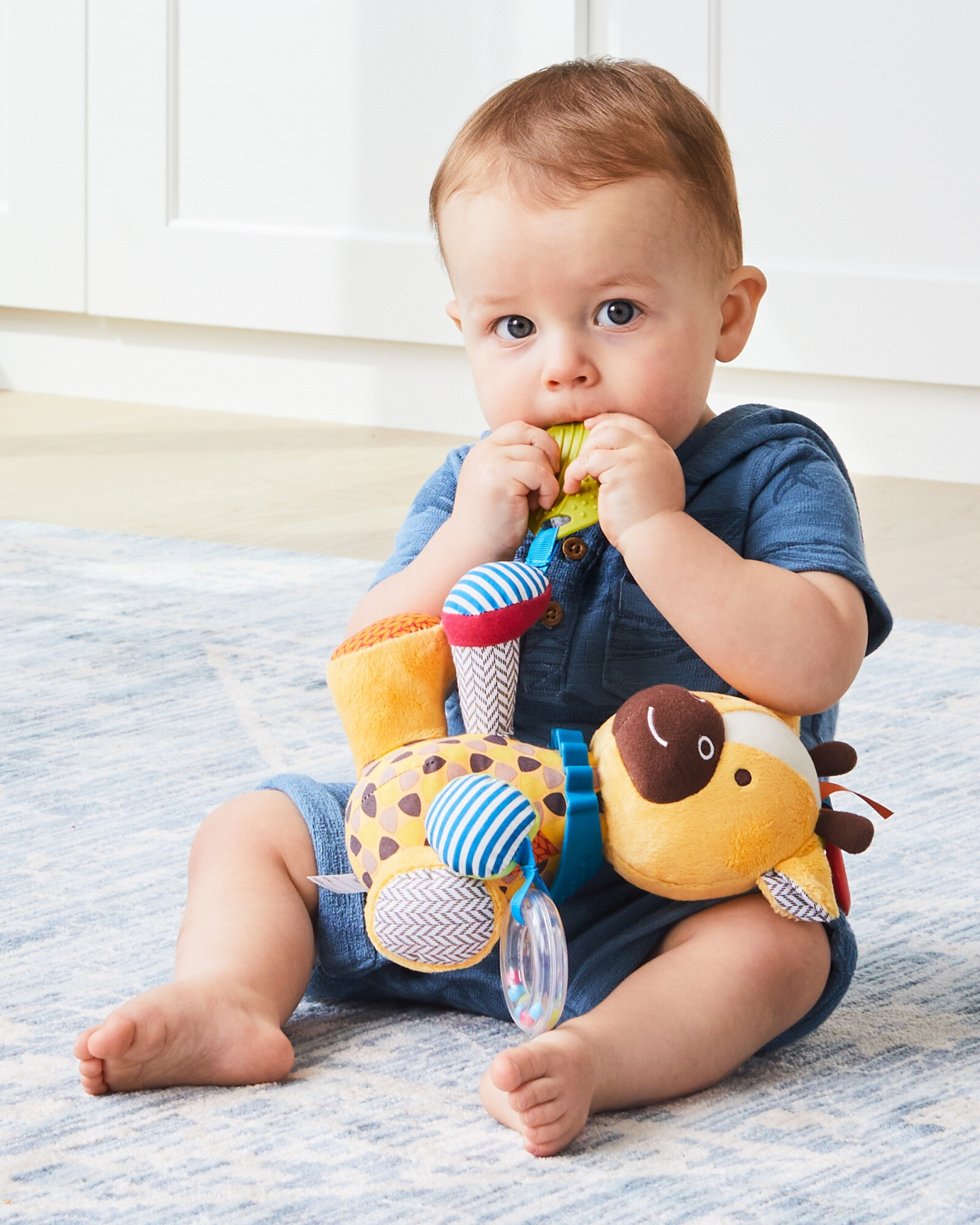 Peluche colgante multisensorial, diseño jirafa Peluche colgante multisensorial, diseño jirafa