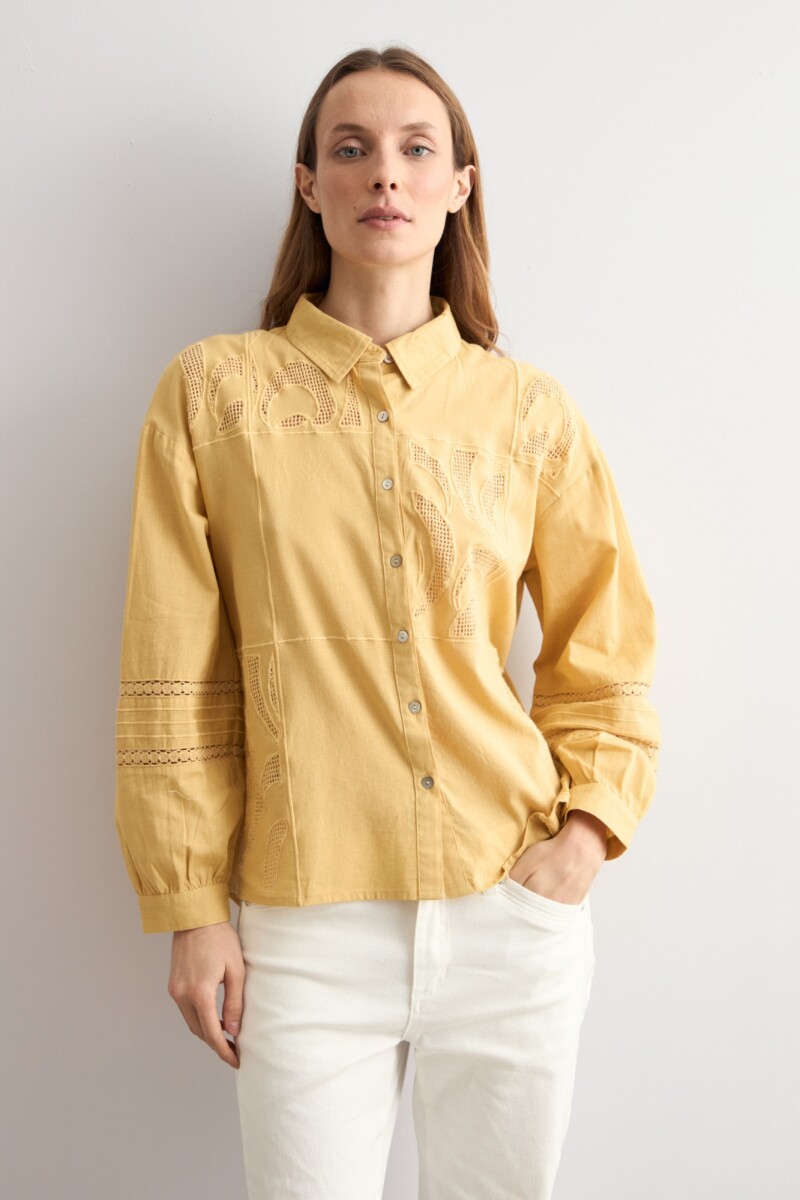 Camisa bordada y calada maiz