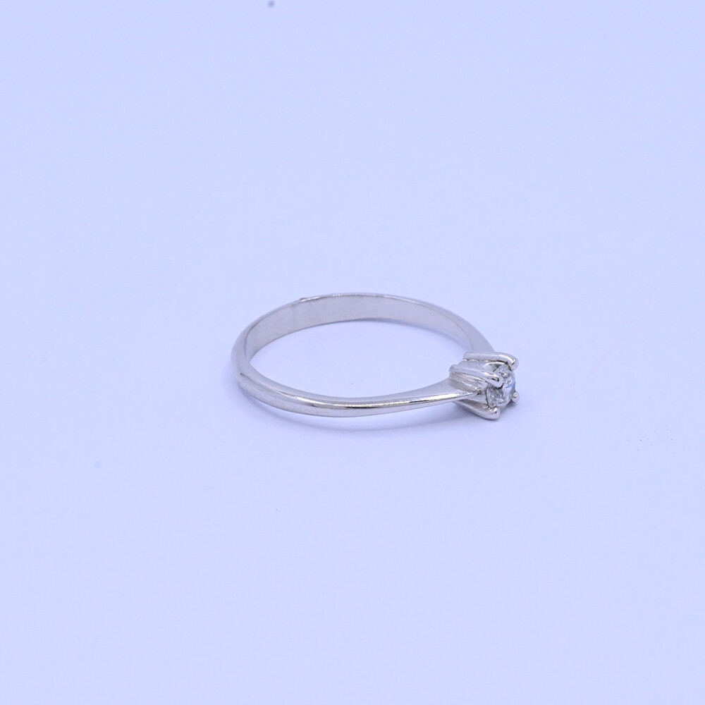 Anillo solitario oro 18k blanco con brillante engrace 4 puntas Anillo solitario oro 18k blanco con brillante engrace 4 puntas