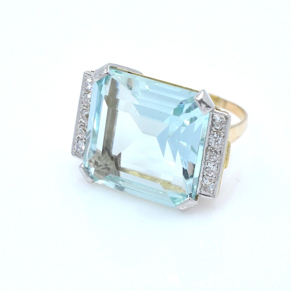 Anillo en oro 18k , aguamarina y brillantes. Anillo en oro 18k , aguamarina y brillantes.