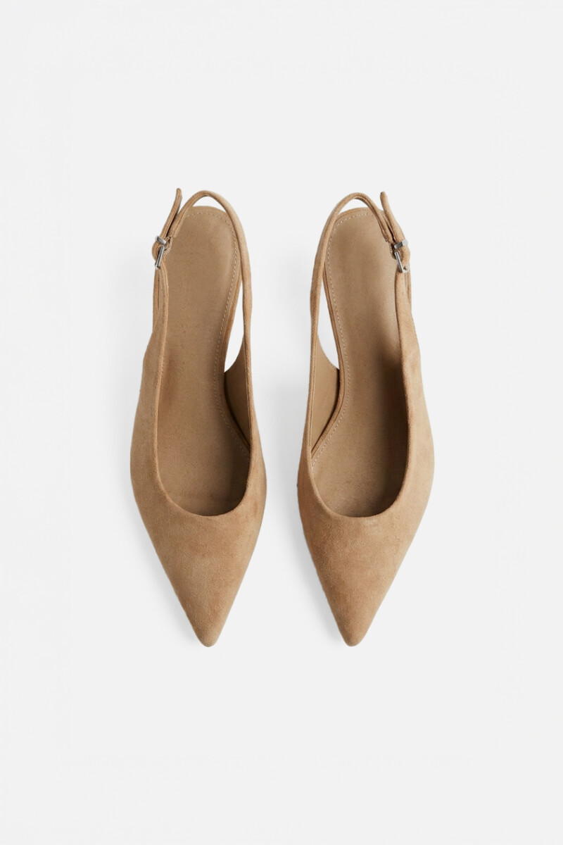Zapato en punta simil gamuza beige