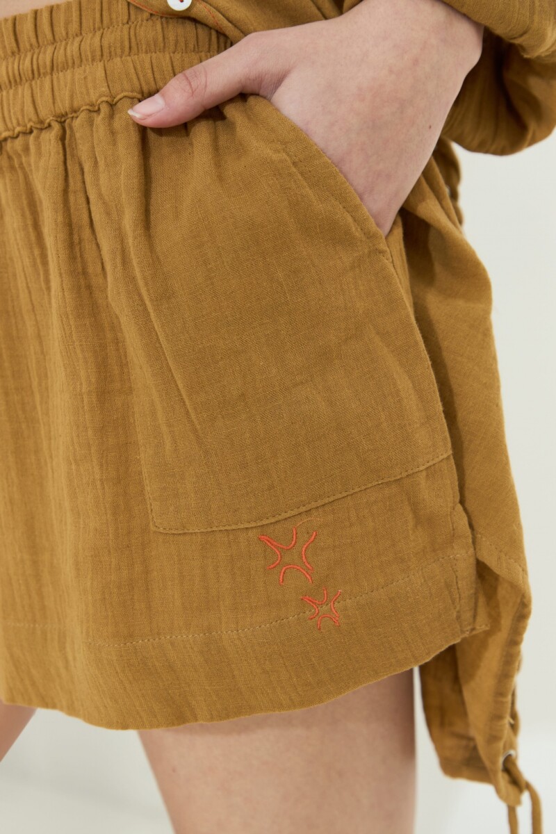 Short con bolsillos tostado