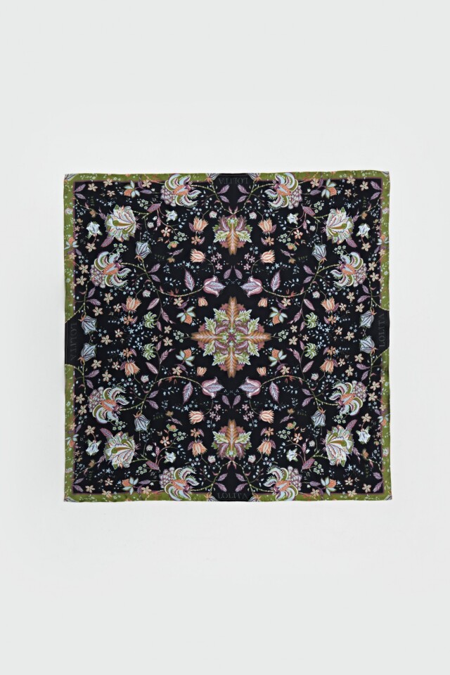 Pañuelo estampado floral búlgaro negro
