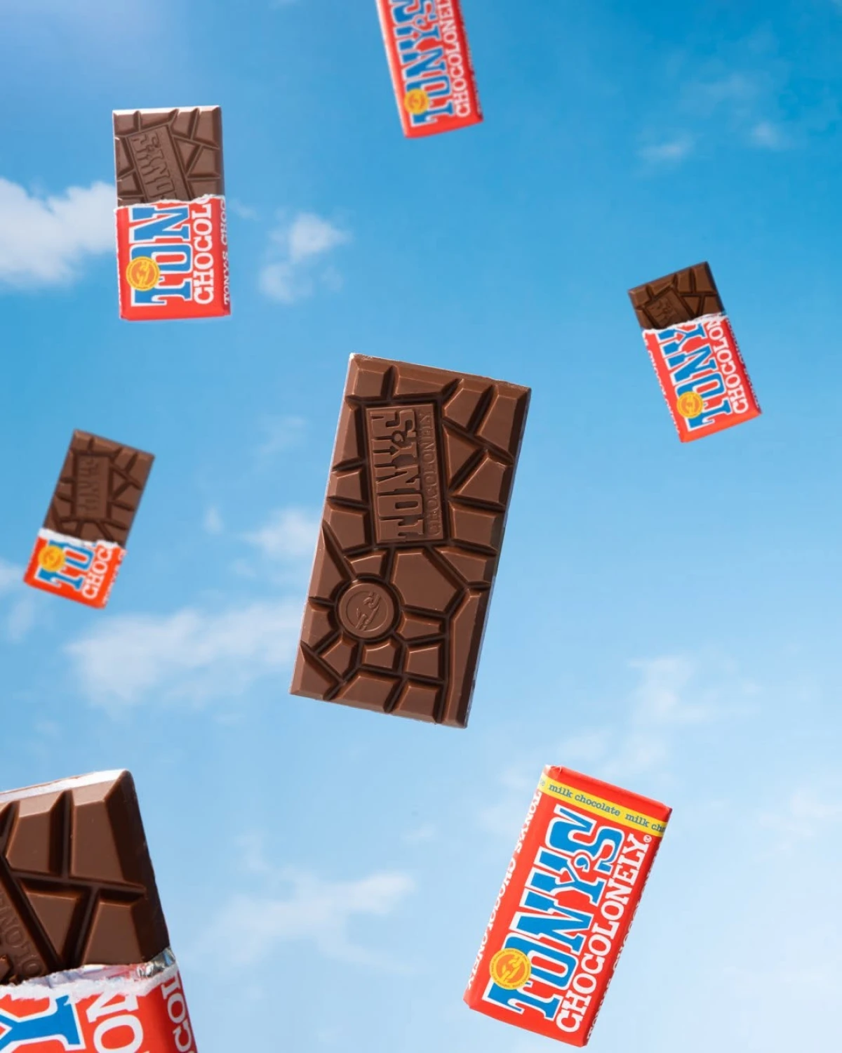 Tabletas de Tony's Chocolonely flotando en el aire