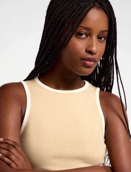 MUSCULOSA DE BRETEL ANCHO EN TELA ACANALADA AMARILLO