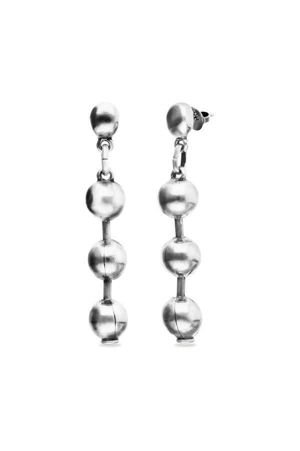 PENDIENTES LARGOS DE BOLAS DE ALEACIÓN DE METALES BAÑADOS EN PLATA DE LEY Pendiente