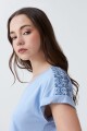 Remera con bordado en hombros celeste melange