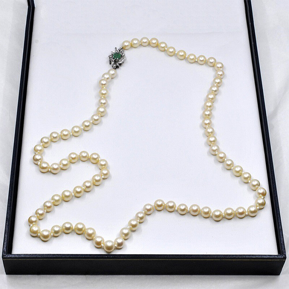 Collar De Perlas De Cultivo De 7.5 a 8 Mm Con Broche en Oro 18 K, Esmeralda Y Diamantes Collar De Perlas De Cultivo De 7.5 a 8 Mm Con Broche en Oro 18 K, Esmeralda Y Diamantes