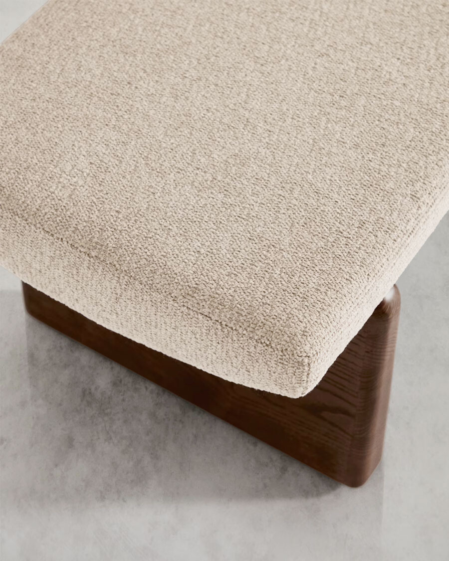 Banco Topaz de chenilla beige y madera maciza de fresno con acabado nogal 150cm FSC 100%