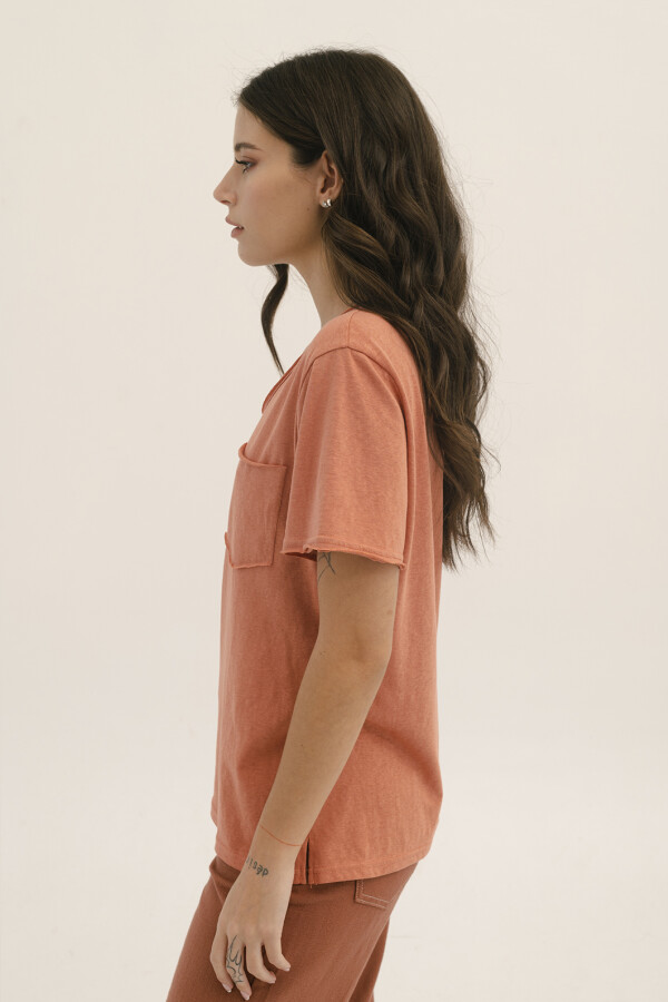 REMERA POCKET BRICK