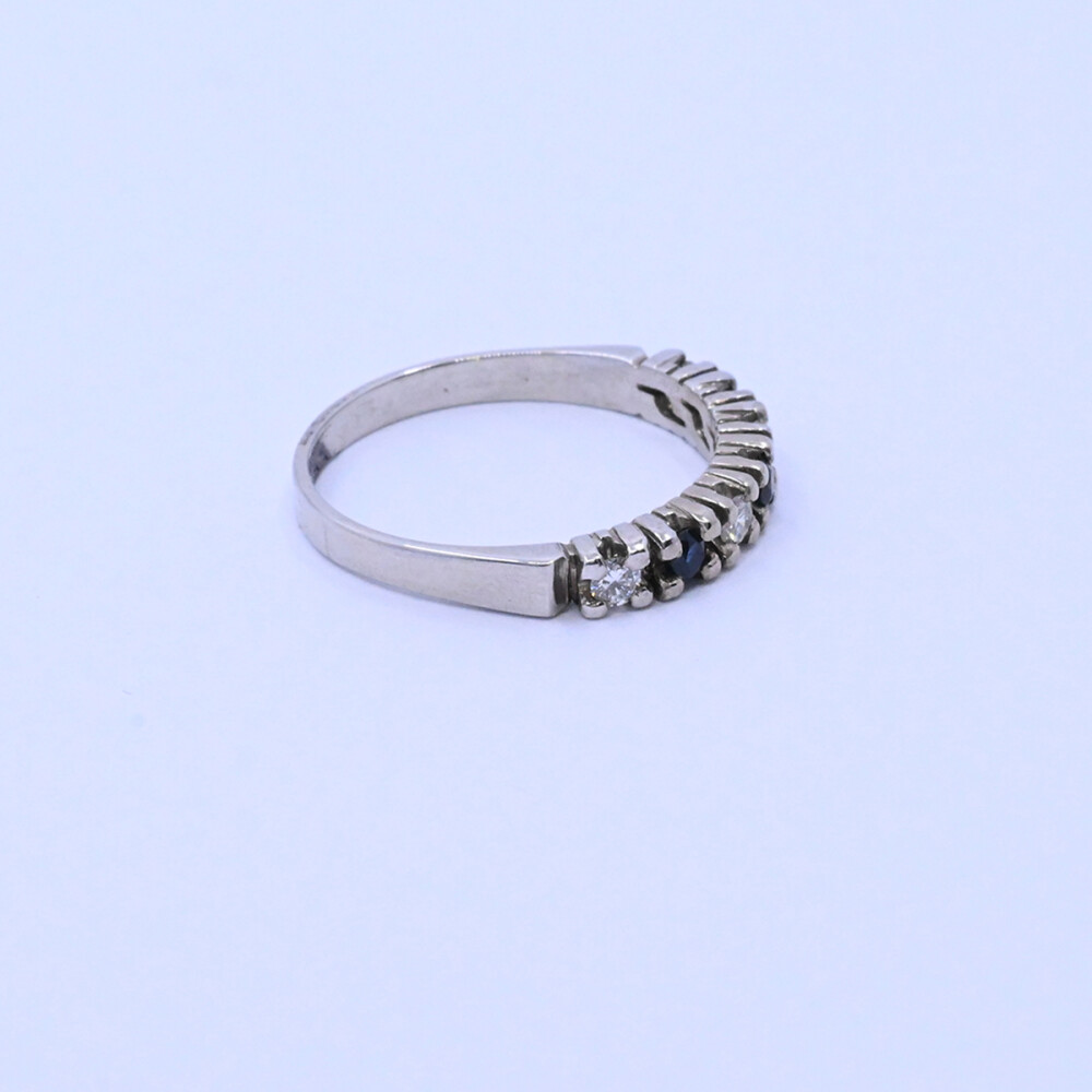 Anillo medio sin fin oro 18k blanco brillantes y zafiros. Anillo medio sin fin oro 18k blanco brillantes y zafiros.