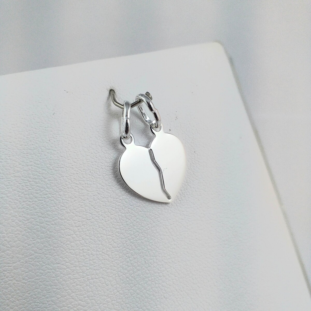 Dije de plata 925 modelo Mitad del Corazón 15mm, ideal para parejas y amigos. 