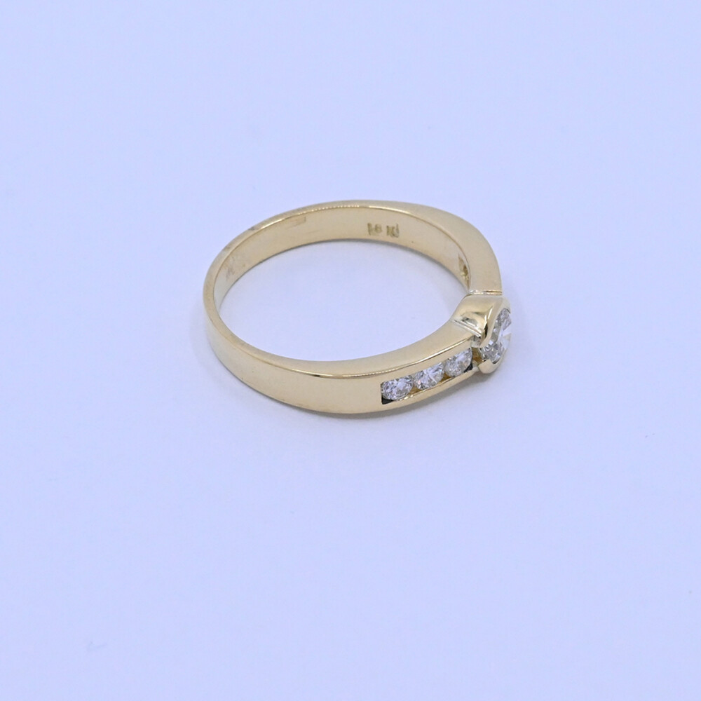 Anillo oro 18k y brillantes. Anillo oro 18k y brillantes.
