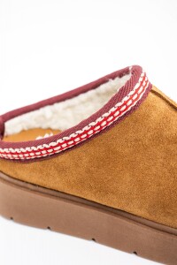 Zueco Gamuza Con Guarda Bordada Camel