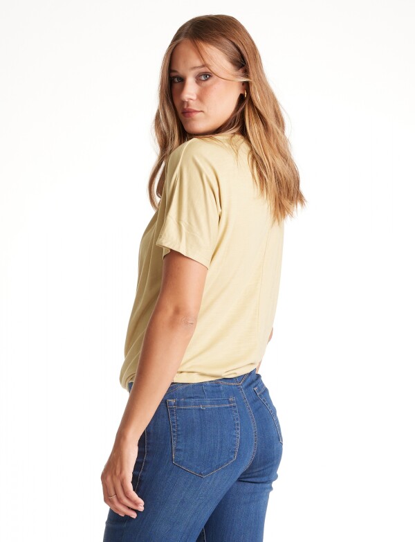 Remera Cuello Volcado MOSTAZA