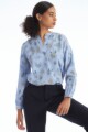 Blusa cuello mao con estampa floral celeste