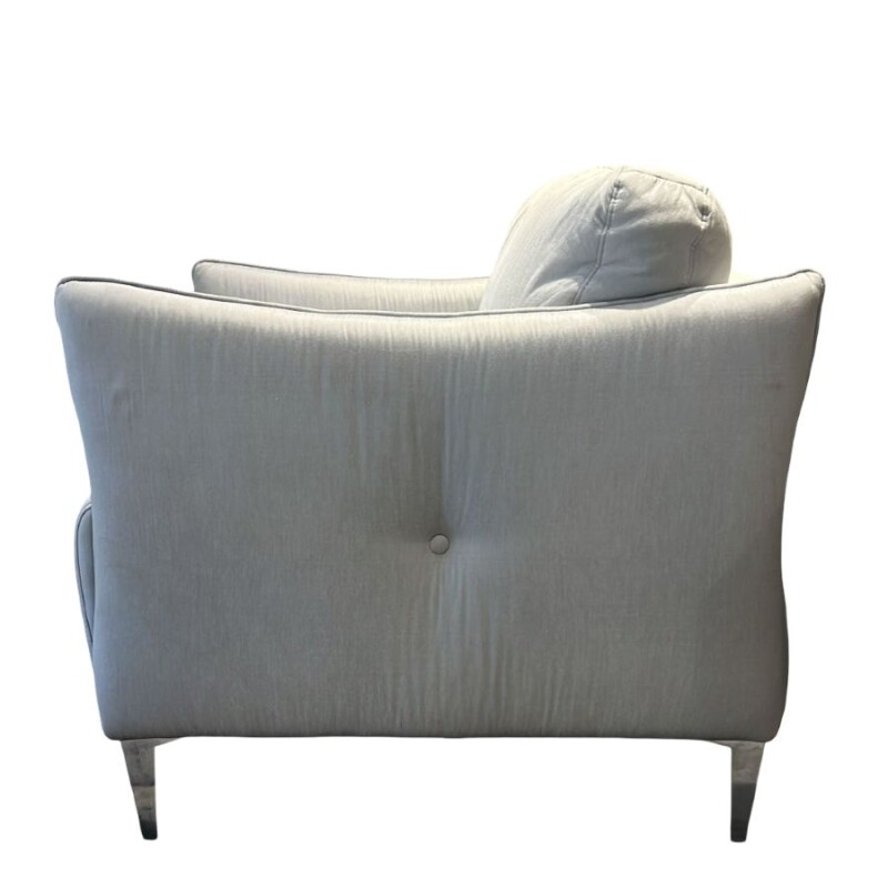 Poltrona tapizado en tela gris, patas en metal - Producto con detalles. Poltrona tapizado en tela gris, patas en metal - Producto con detalles.