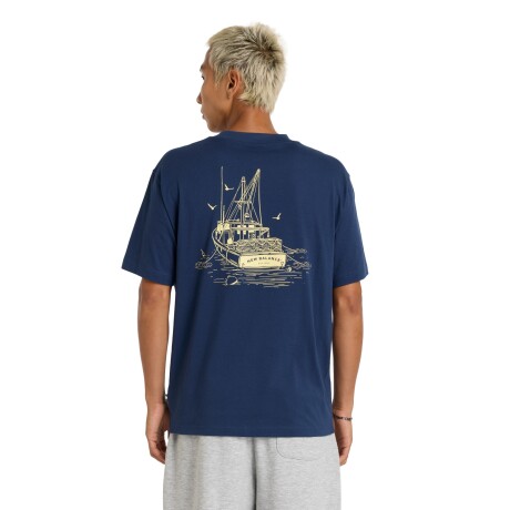 Remera New Balance de Hombre - Lobster Boat - MT51923NNY BLUE
