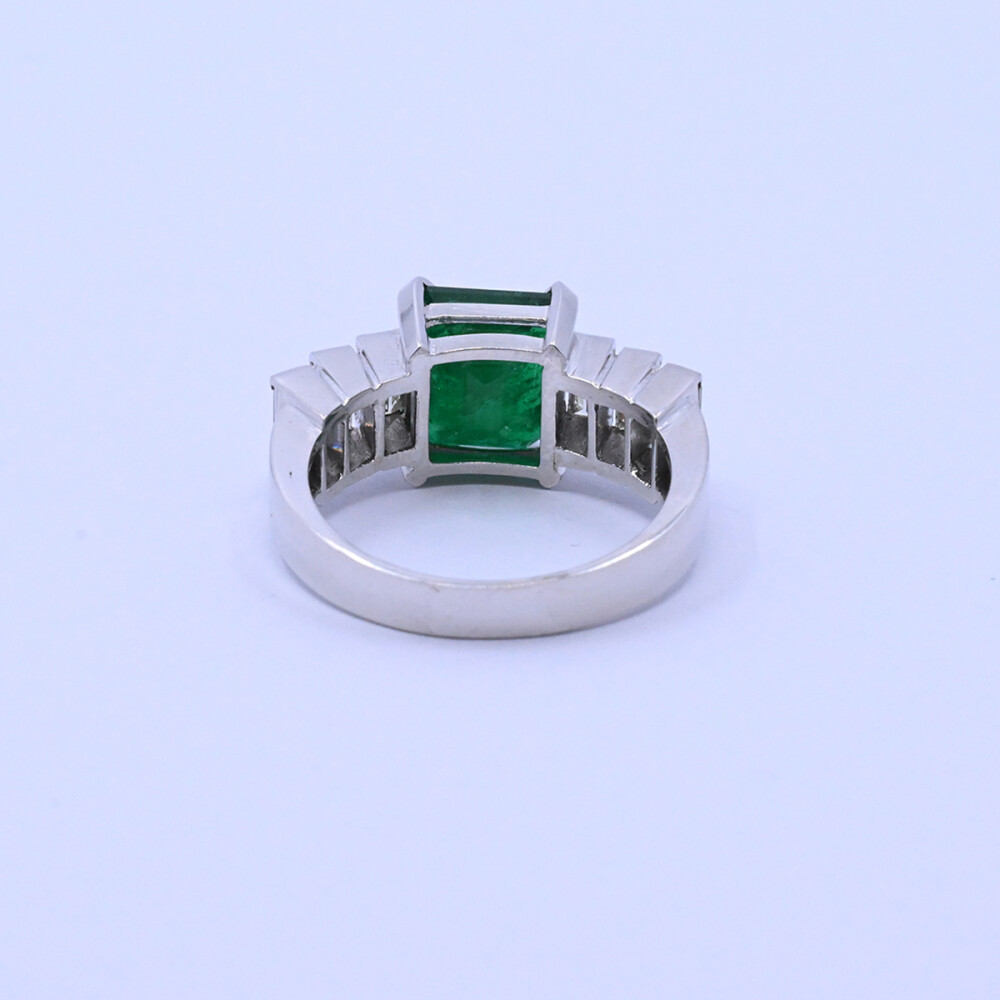 Anillo platino, esmeralda y 6 brillantes. Anillo platino, esmeralda y 6 brillantes.