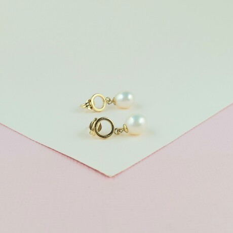 Par de caravanas de oro 10 ktes con perlas de río. Par de caravanas de oro 10 ktes con perlas de río.