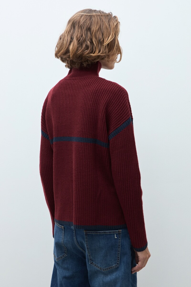 Sweater vivo en contraste bordo