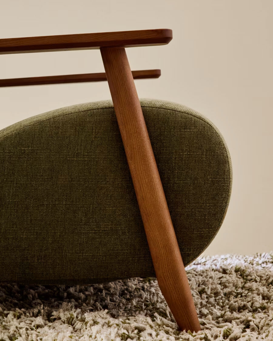 Butaca Meghan de chenilla de chenilla verde y madera maciza de fresno con acabado nogal FSC Mix Credit