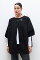 Capa con broche negro