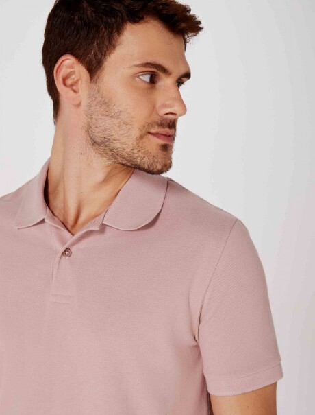 CAMISETA BÁSICA CON CUELLO ROSA