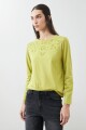Remera con bordados calados pistacho