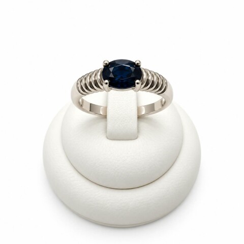 Anillo con piedra Zafiro oval al centro Anillo con piedra Zafiro oval al centro