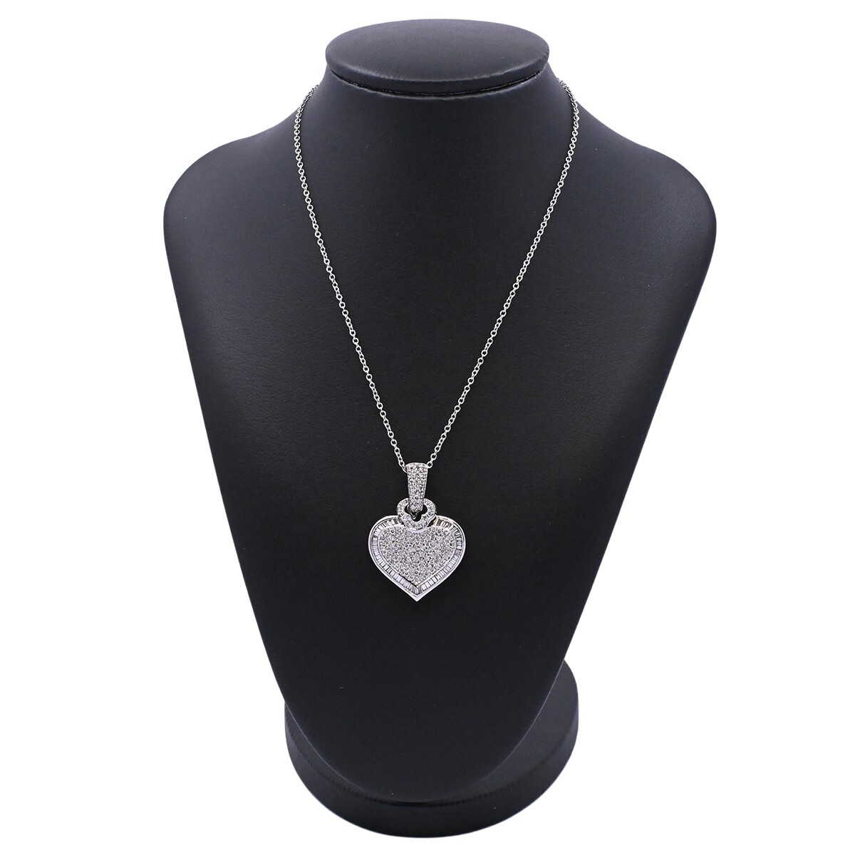Dije oro 18k blanco corazón con brillantes baguette y redondos. 