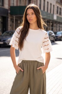 Remera Con Mangas De Encaje Nácar