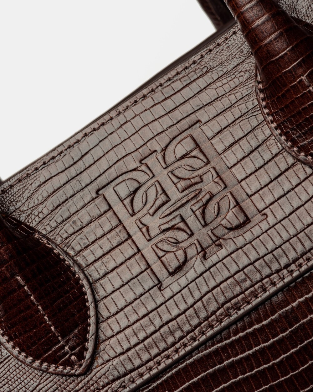 Cartera de Mano The Roots En Cuero Grabado Lagarto Marron