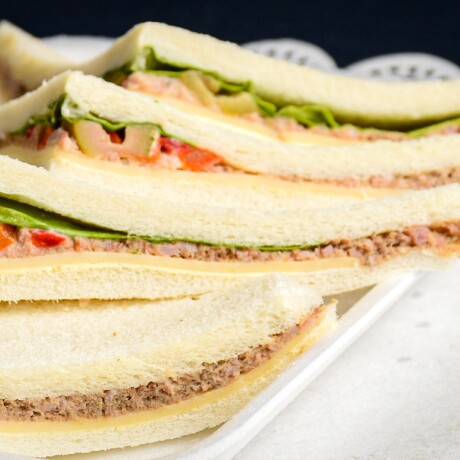 Sandwich de atún (4 unidades) En pan blanco
