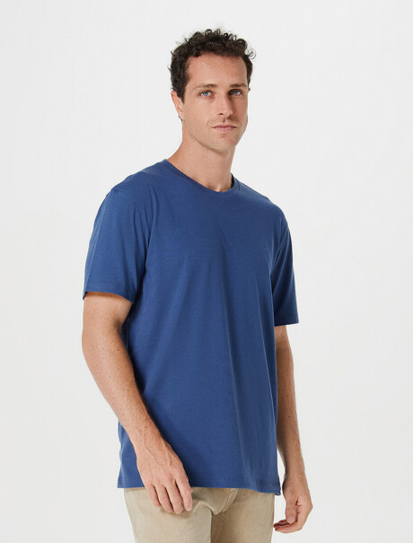 CAMISETA BÁSICA WORLD CON BORDADO AZUL