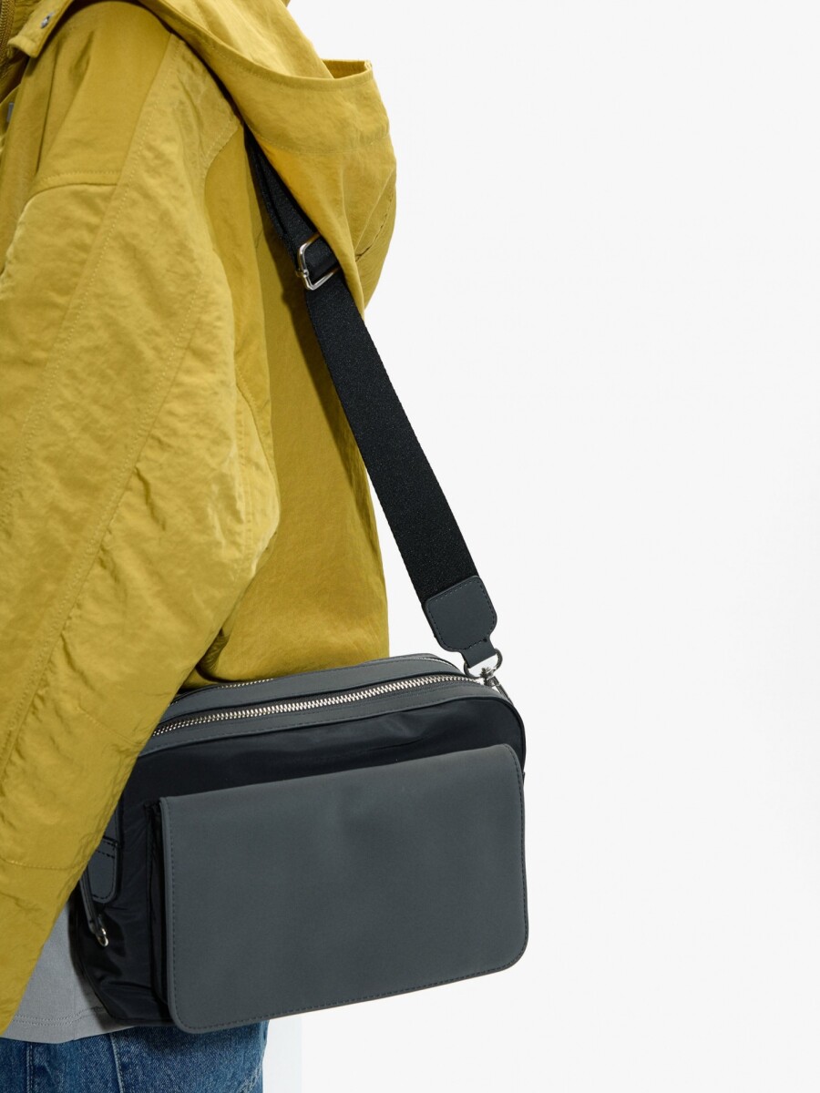 Bolso Bandolera De Nylon Con Solapa negro