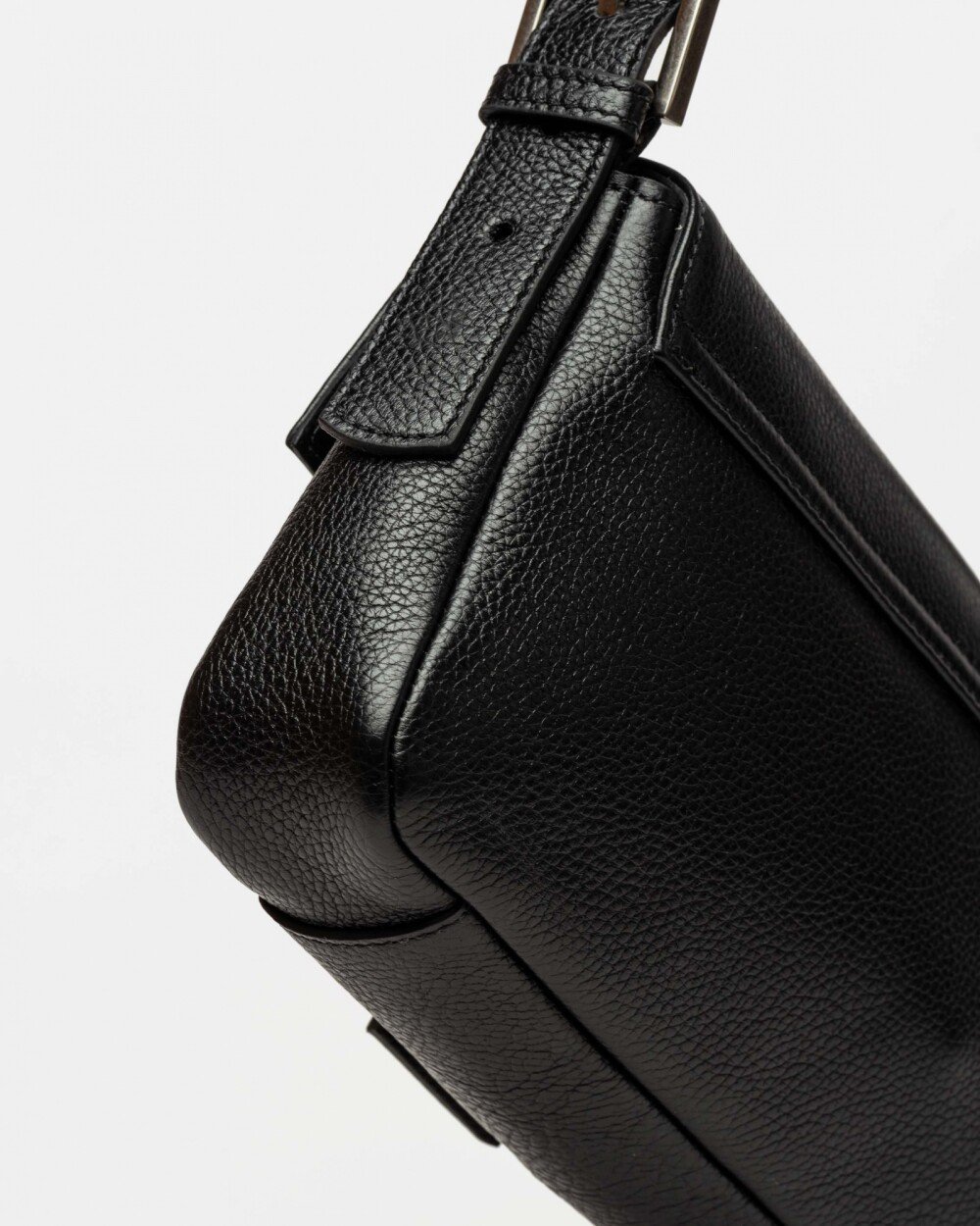 Cartera al hombro Signature en cuero graneado Negro