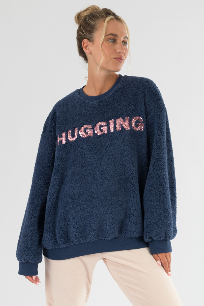 Sweater hugging Azul