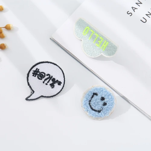 Parche Textil Tipo Pin - Hello Parche Textil Tipo Pin - Hello