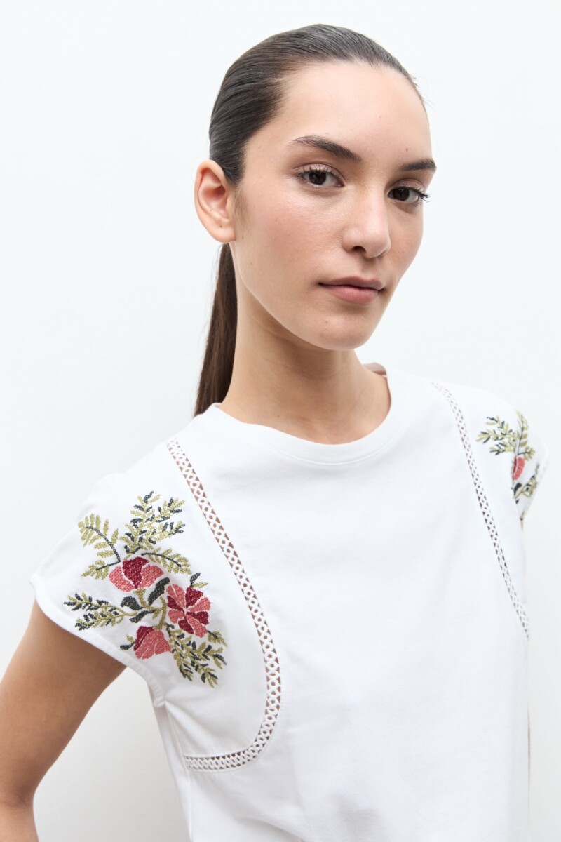 PREVENTA Remera bordado floral y vainillas blanco