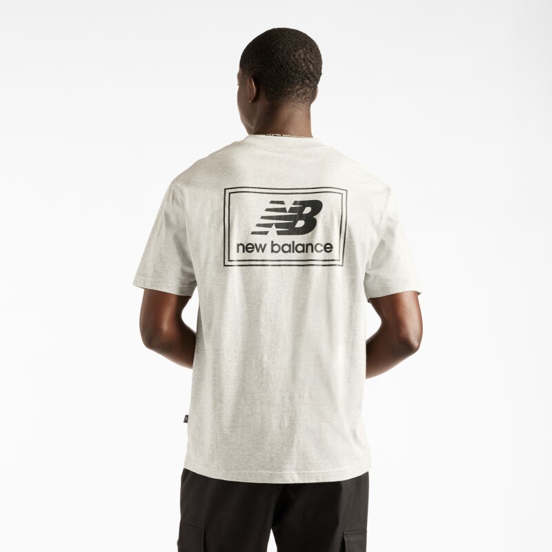 Remera New Balance de Hombre - Woven Label - MT53928AGM GREY
