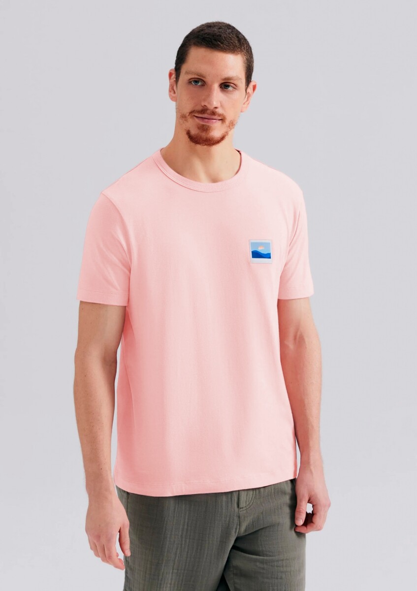 CAMISETA CON ESTAMPA MODELO REGULAR - ROSA 