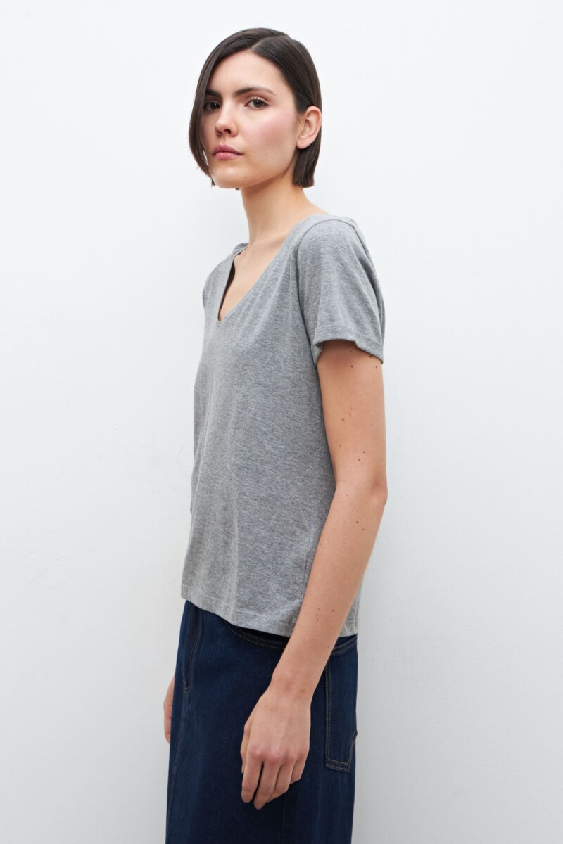 Remera escote en V gris melange