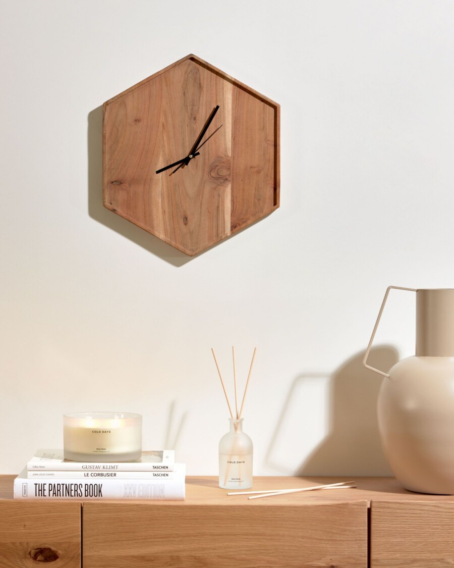 Reloj de pared hexagonal Zakie de madera maciza de acacia acabado natural 35,5 x 40,5 cm