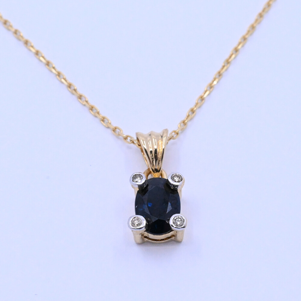 Colgante oro 18k con zafiro azul oval y 4 brillantes. Colgante oro 18k con zafiro azul oval y 4 brillantes.