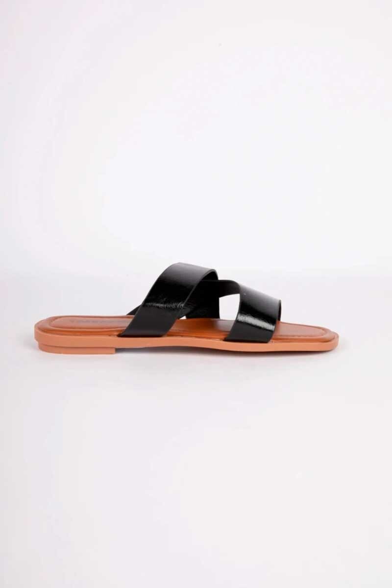 SANDALIA PADDOCK MARSALA Negro