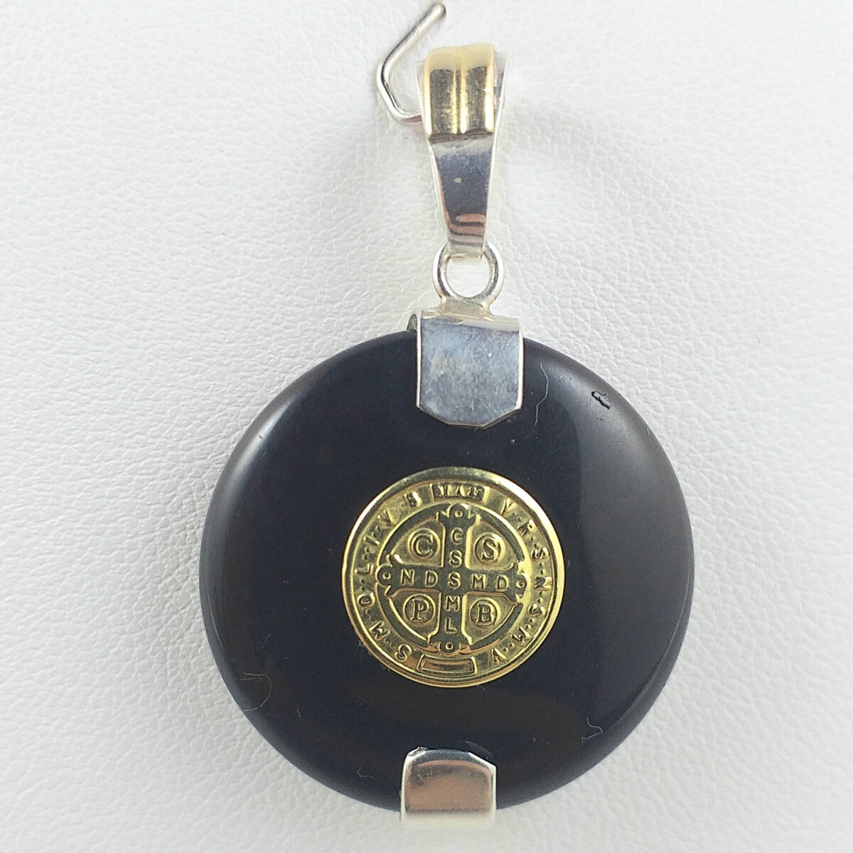 Medalla de plata 925 San Benito con doublé en oro 18 Ktes y piedra Onix, medidas diámetro 2.5cm, espesor 7mm, San Benito 1cm. 