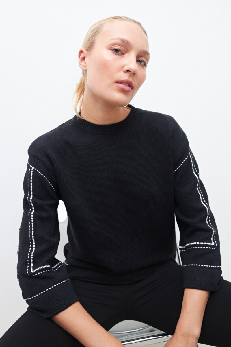 Sweater con bordado en contraste negro